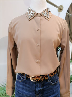 Blusa con pedrería en cuello beige