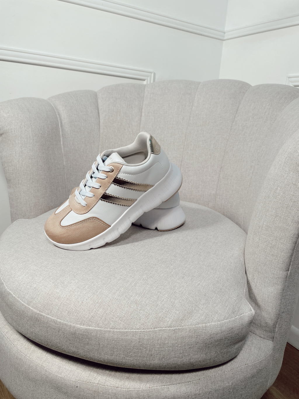 Tenis beige con blanco-Calzado brasileño