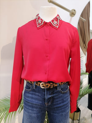 Blusa con pedrería en cuello roja