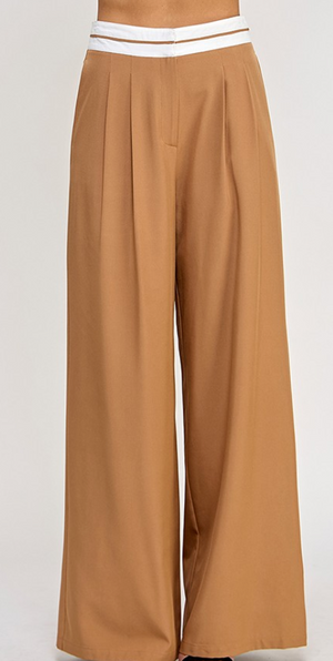 Pantalón con borde blanco camel